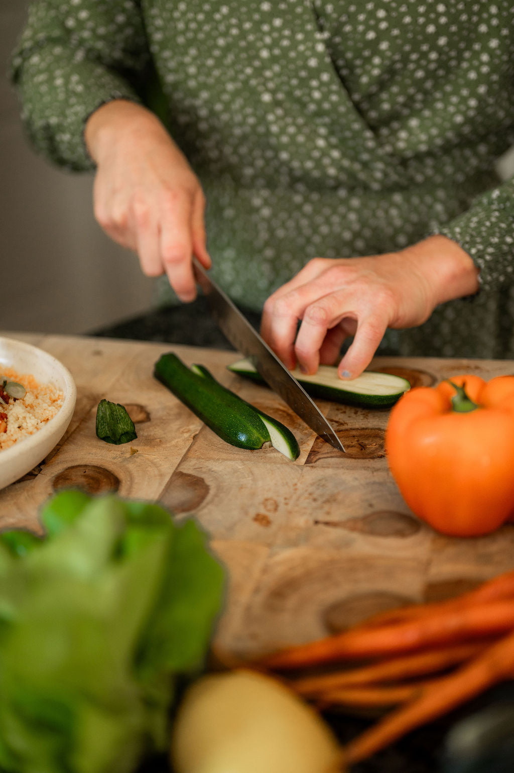 Préparation de légumes frais en cuisine chez Pureprep