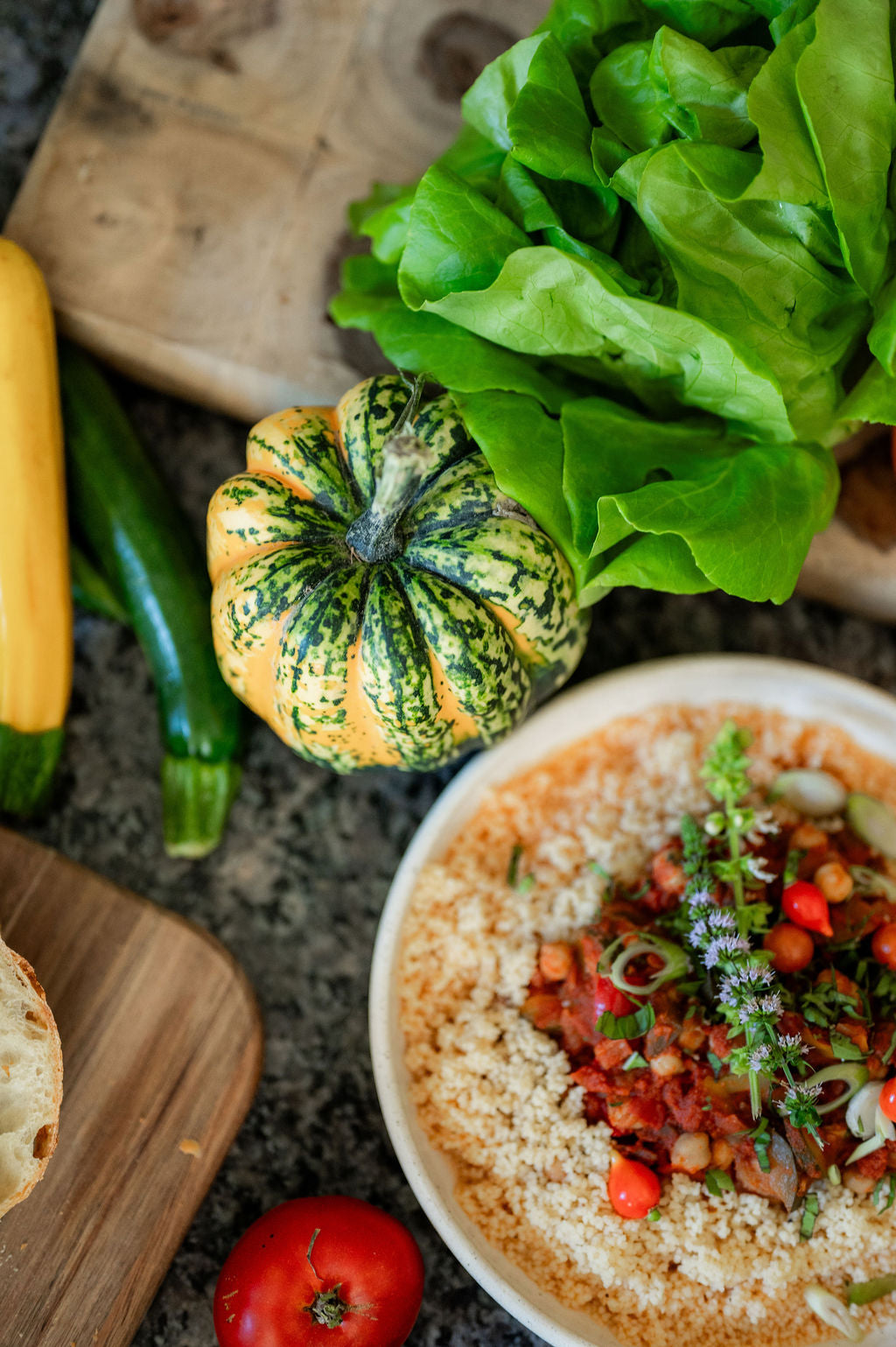 Légumes de saison et bol de quinoa garni